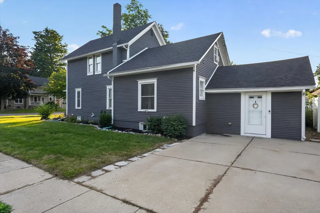 125 E Lincoln Grand Ledge City MI 48837