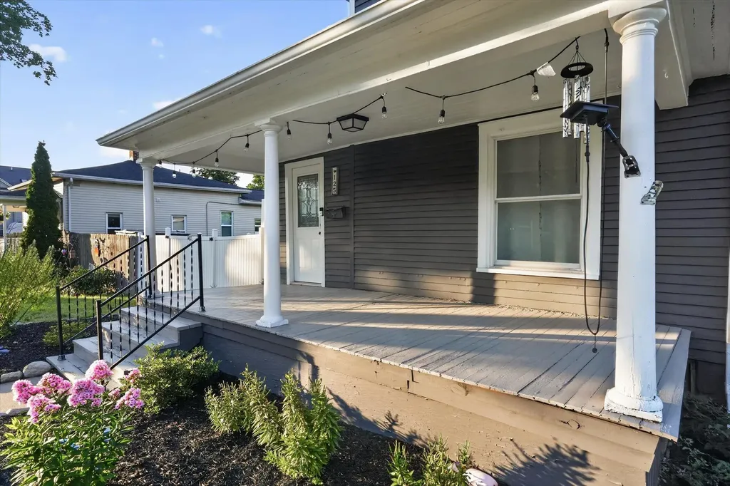 125 E Lincoln Grand Ledge City MI 48837
