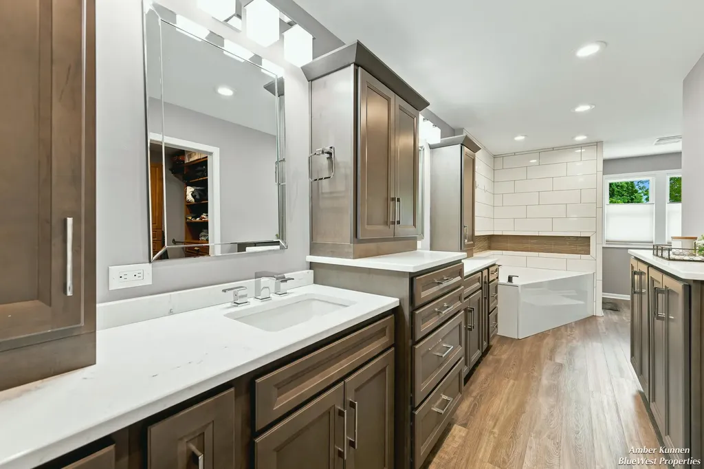 2331 Wilshire Drive SE East Grand Rapids City MI 49506