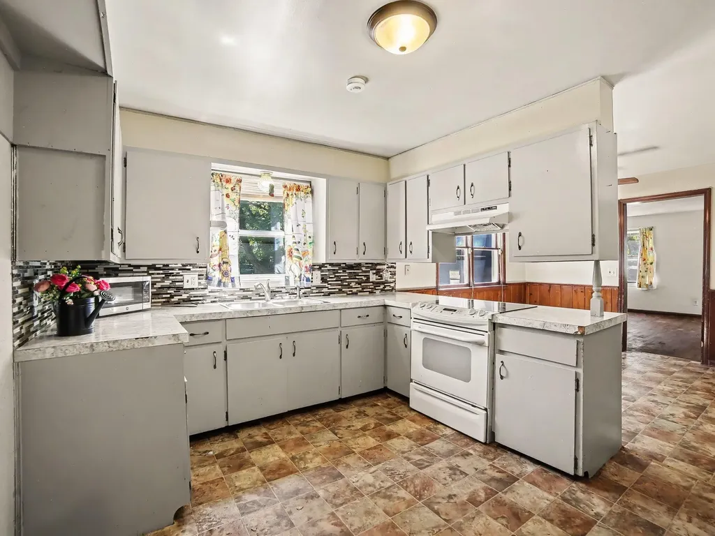 942 Amity Avenue Muskegon City MI 49442