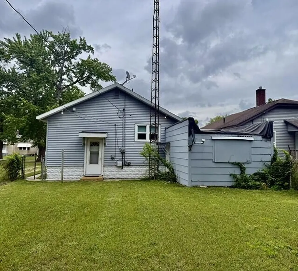 1863 Manz Street Muskegon City MI 49442