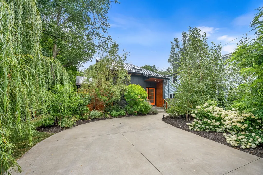 841 Holland Street Saugatuck City MI 49453