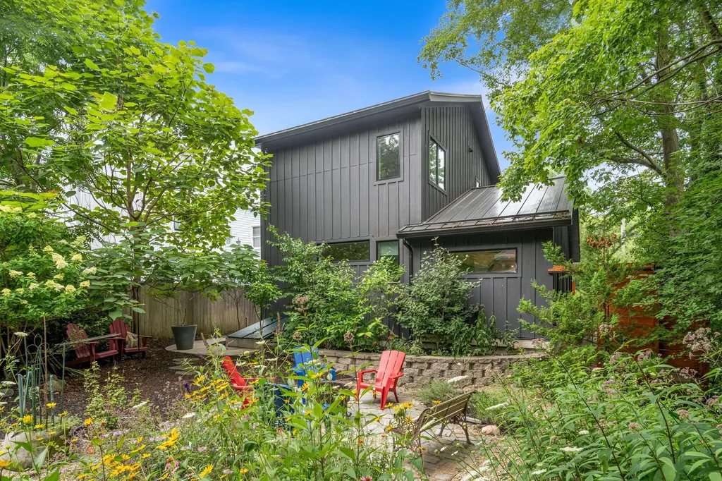 841 Holland Street Saugatuck City MI 49453