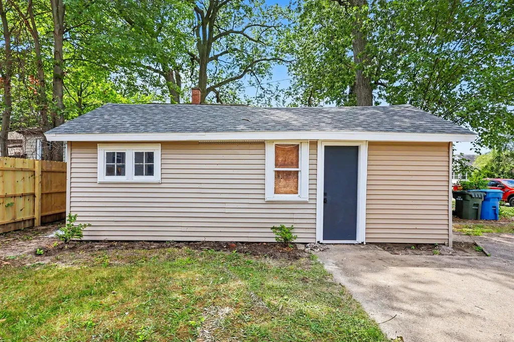 421 W Forest Avenue Muskegon City MI 49441