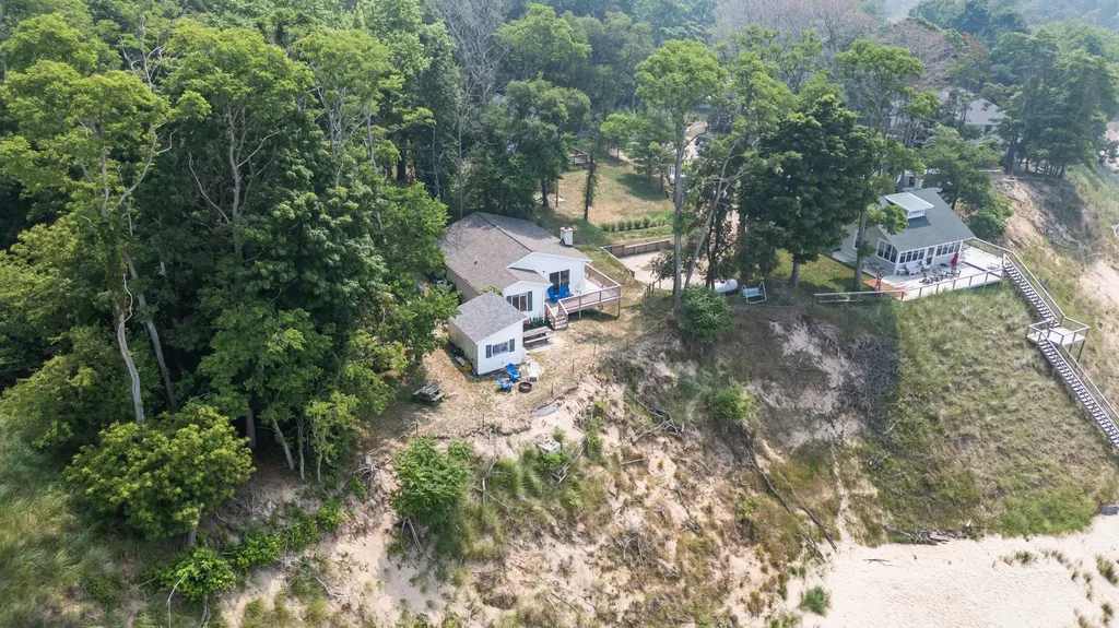 7005 N Old Channel Trail White River Township MI 49437