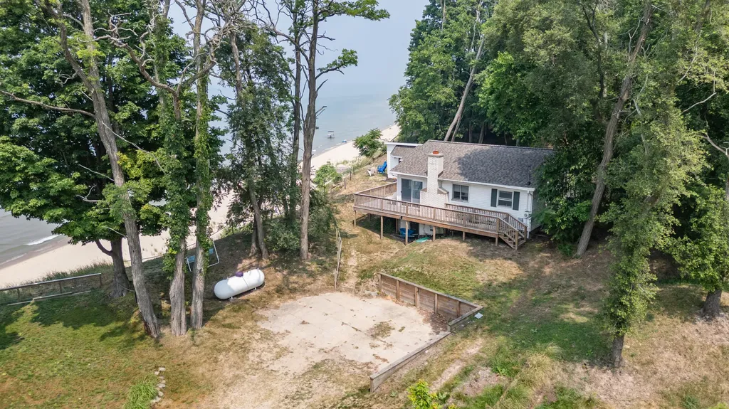 7005 N Old Channel Trail White River Township MI 49437