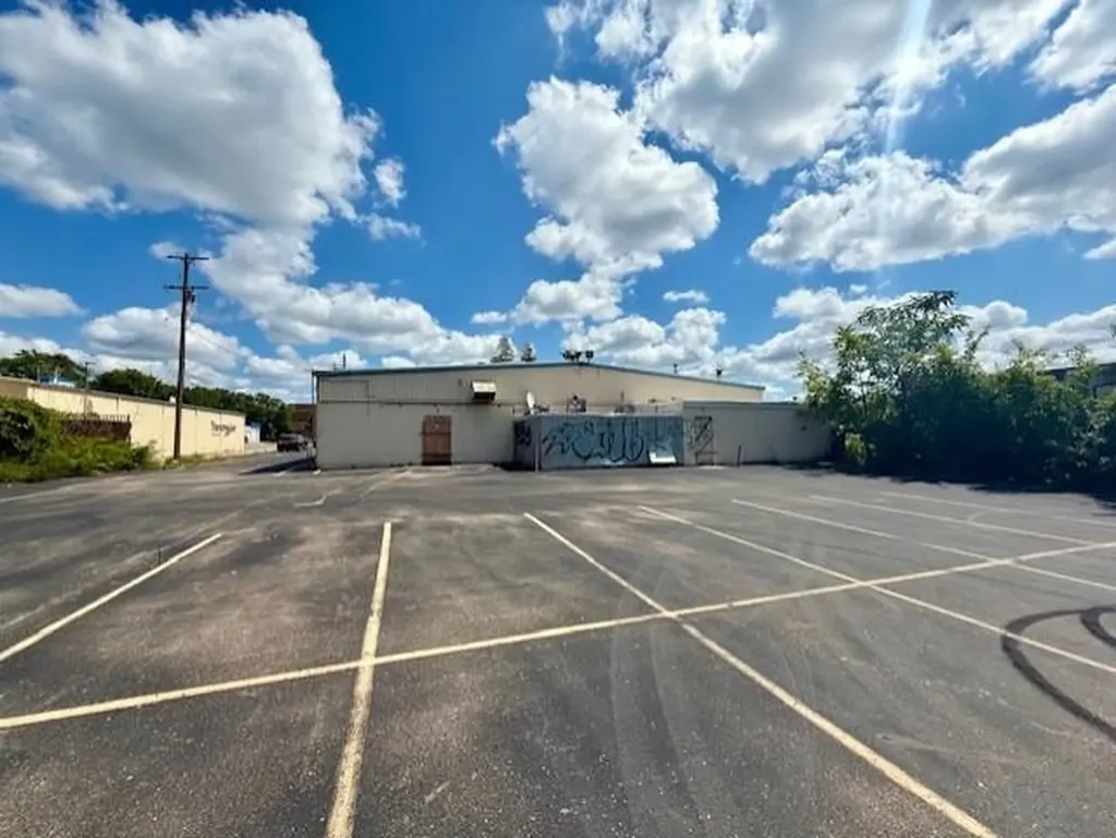 2320 S Dort Highway Flint Charter Township MI 48507