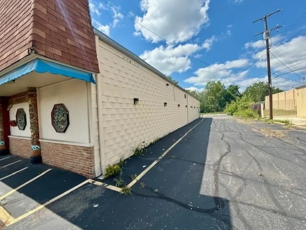 2320 S Dort Highway Flint Charter Township MI 48507