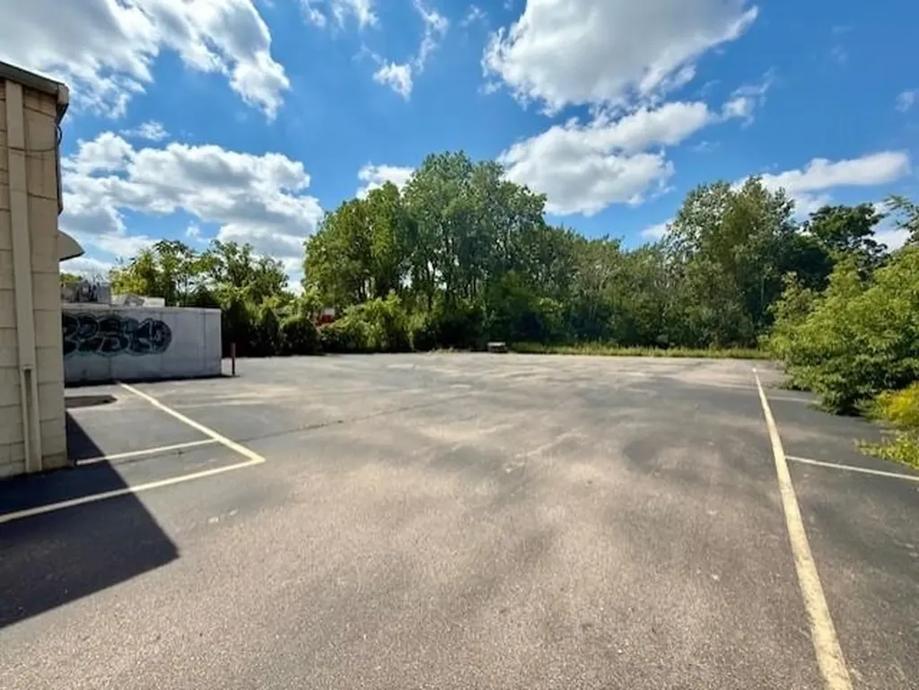 2320 S Dort Highway Flint Charter Township MI 48507
