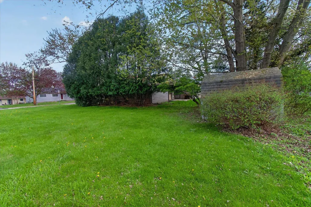 535 Yale Avenue Alma City MI 48801