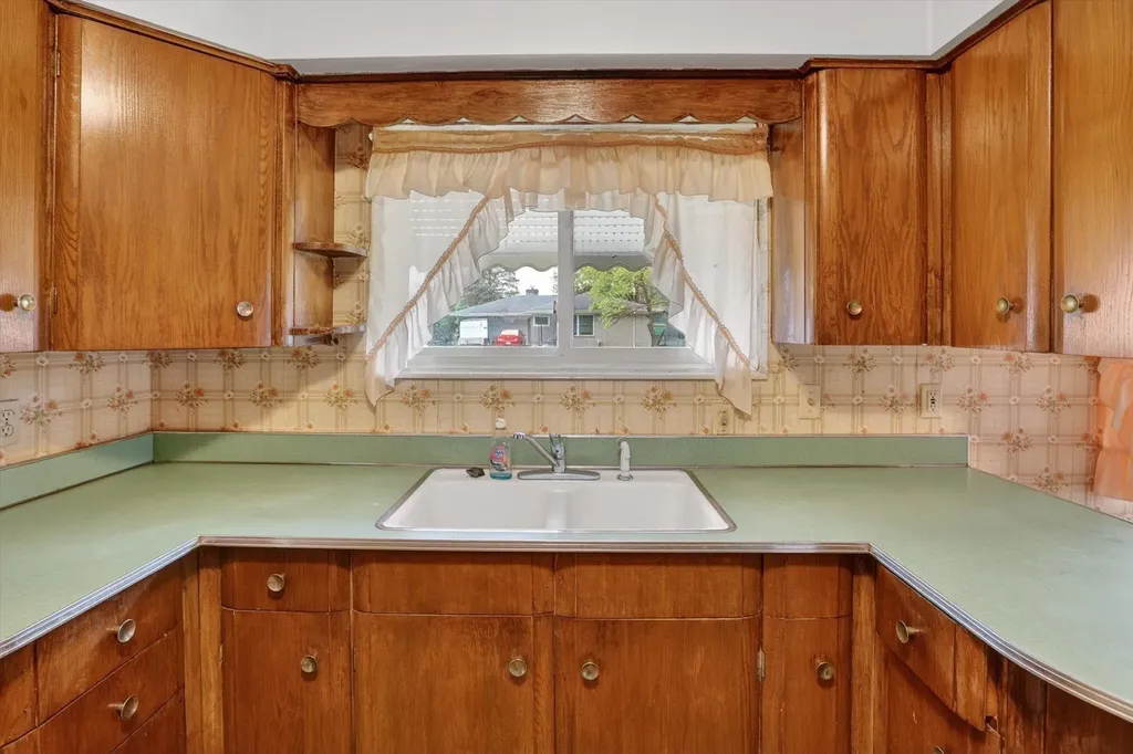 636 Rustic Drive Saginaw Charter Township MI 48604