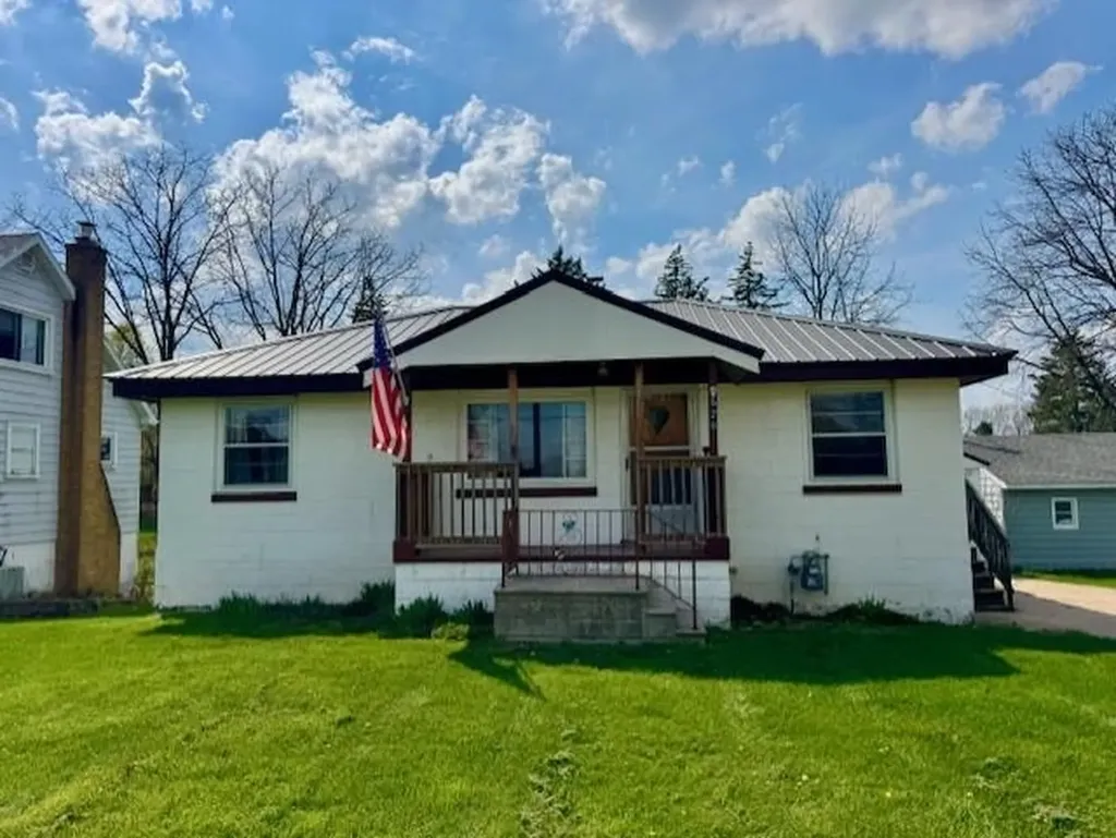 520 S Franklin St. Louis City MI 48880