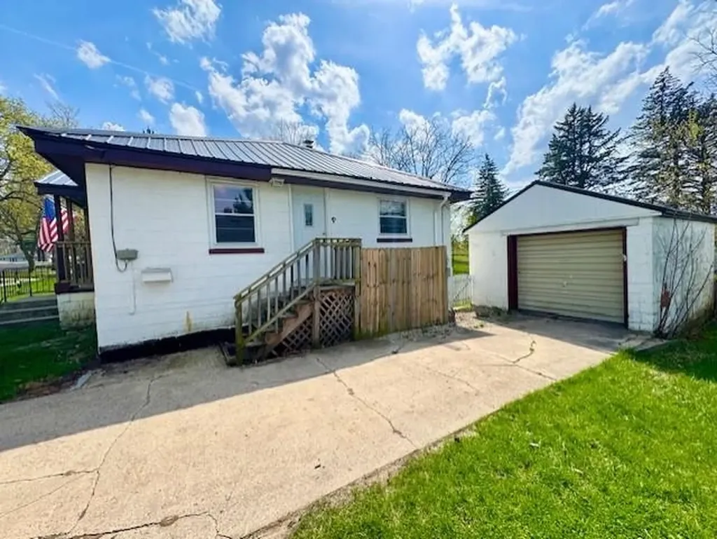 520 S Franklin St. Louis City MI 48880
