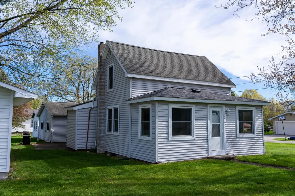 322 E Osceola Avenue Reed City City MI 49677
