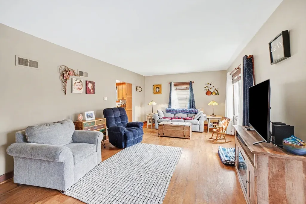 214/216 N Pine Street St. Louis City MI 48880