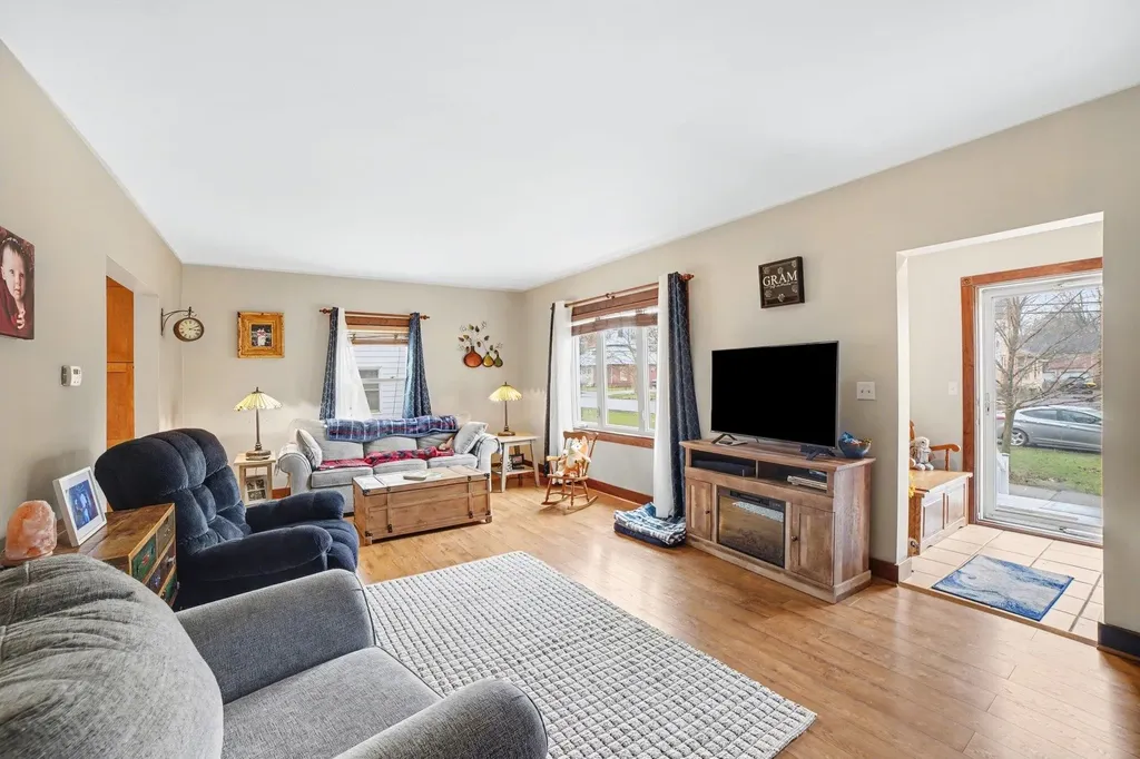 214/216 N Pine Street St. Louis City MI 48880