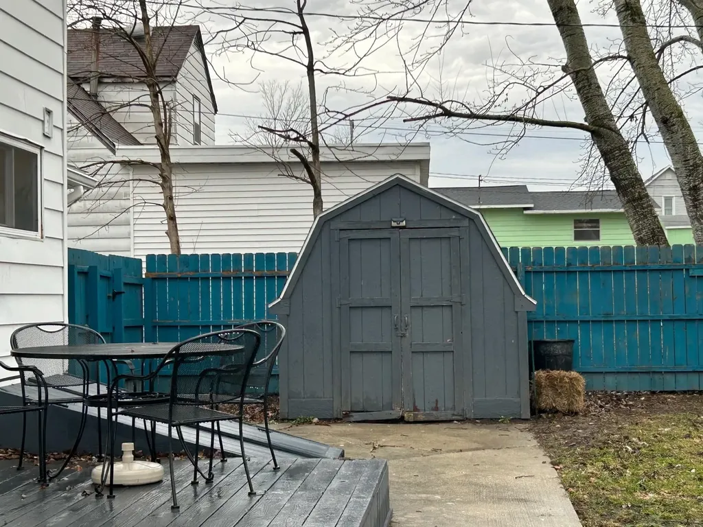320 N Elm Ithaca City MI 48847