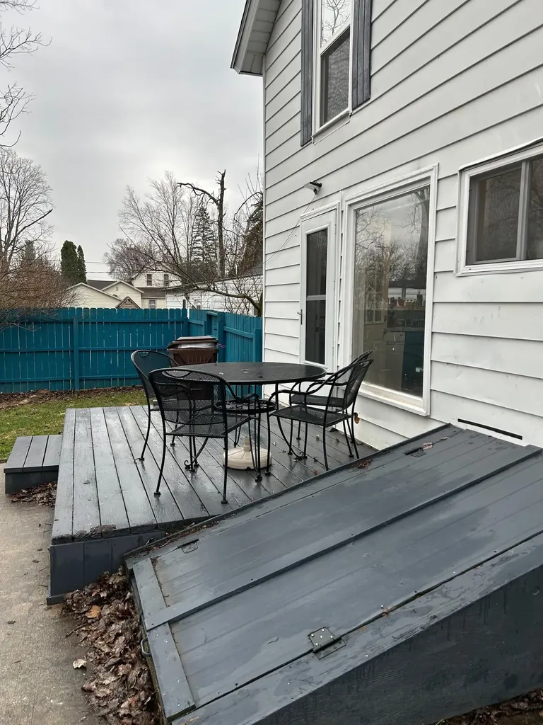 320 N Elm Ithaca City MI 48847