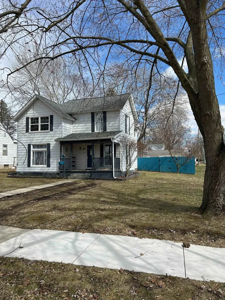 320 N Elm Ithaca City MI 48847