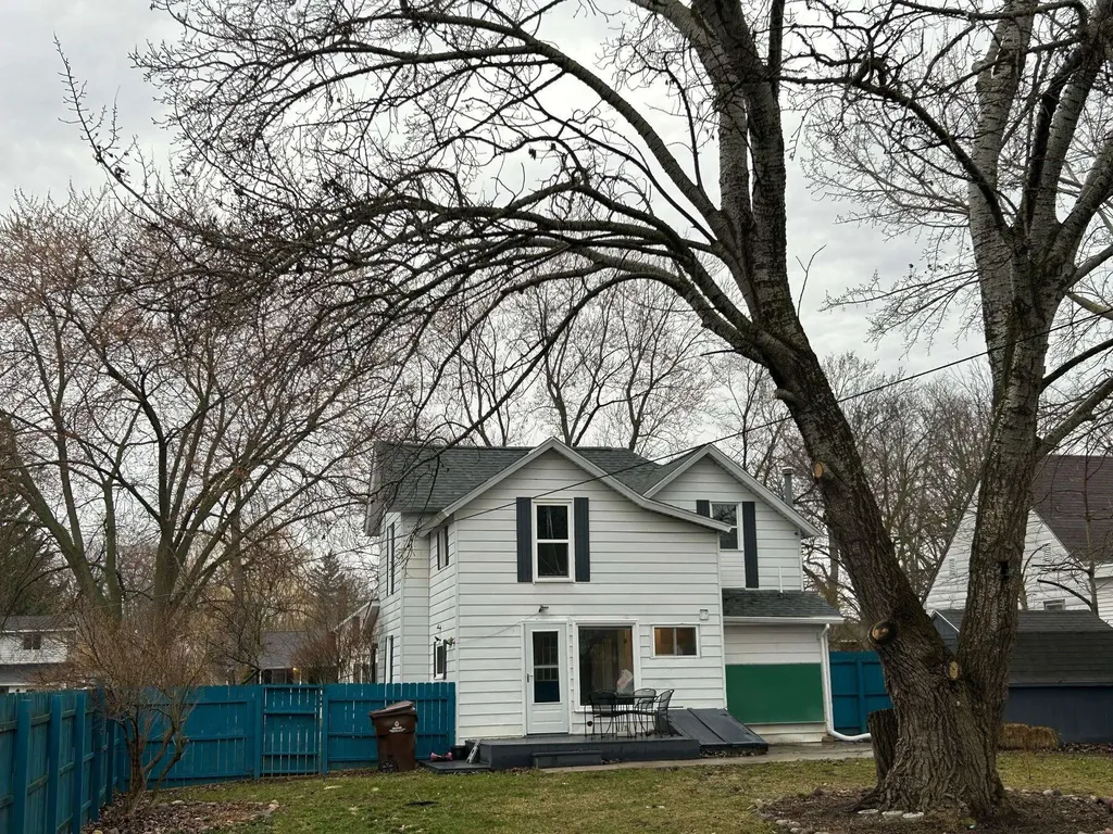 320 N Elm Ithaca City MI 48847