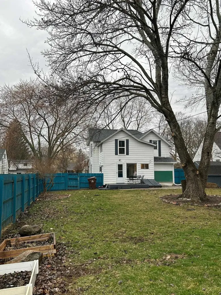 320 N Elm Ithaca City MI 48847