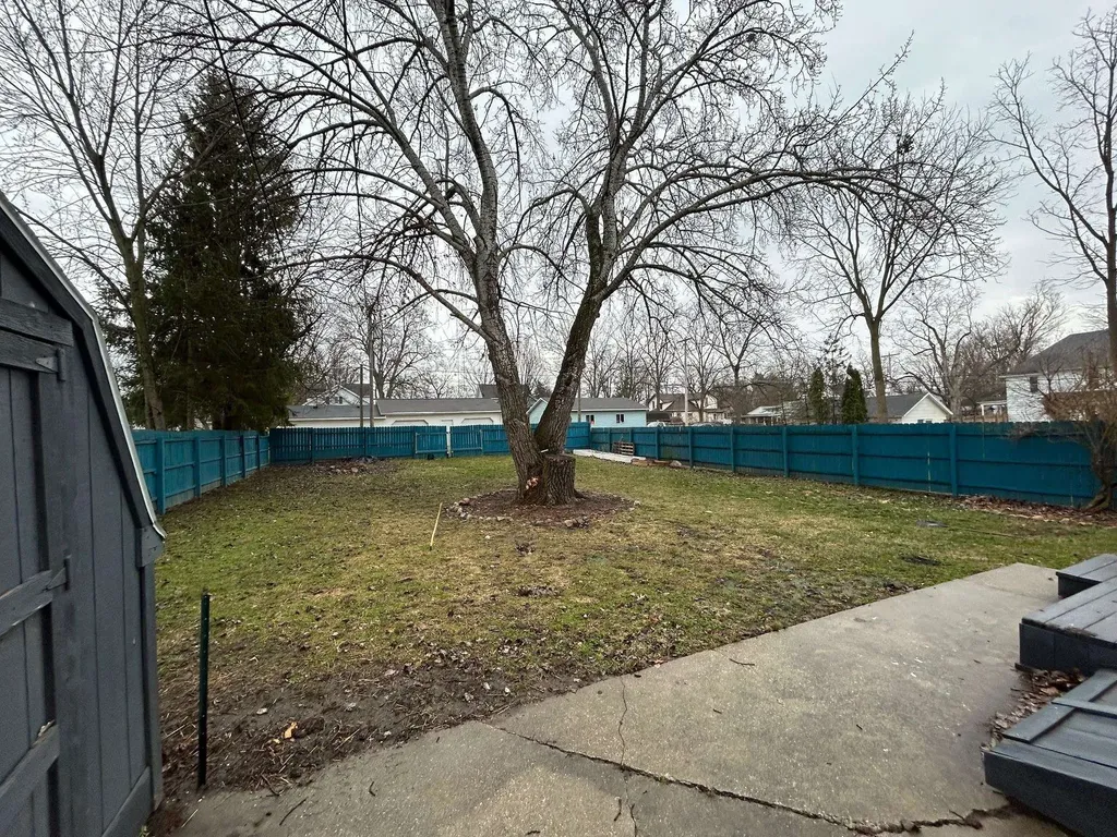 320 N Elm Ithaca City MI 48847