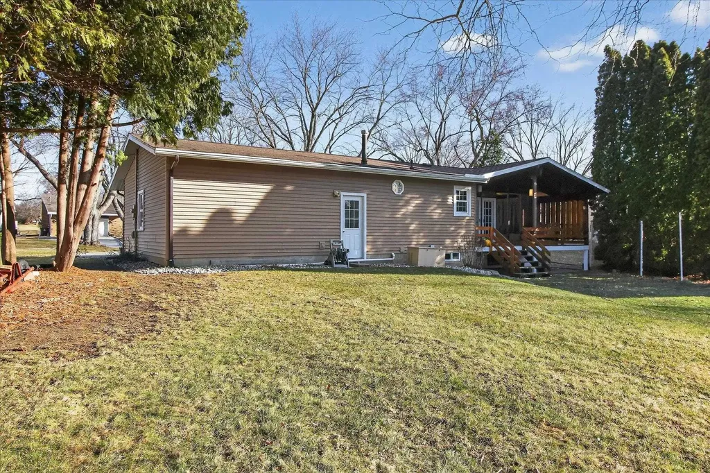 901 Riverview Alma City MI 48801