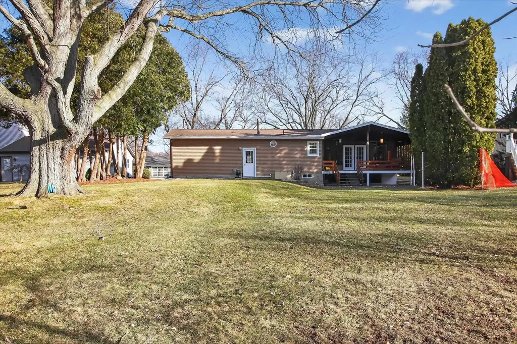 901 Riverview Alma City MI 48801