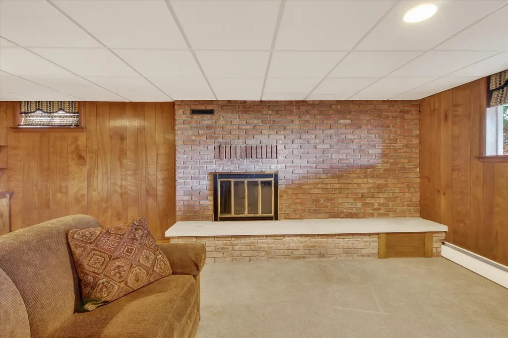 901 Riverview Alma City MI 48801