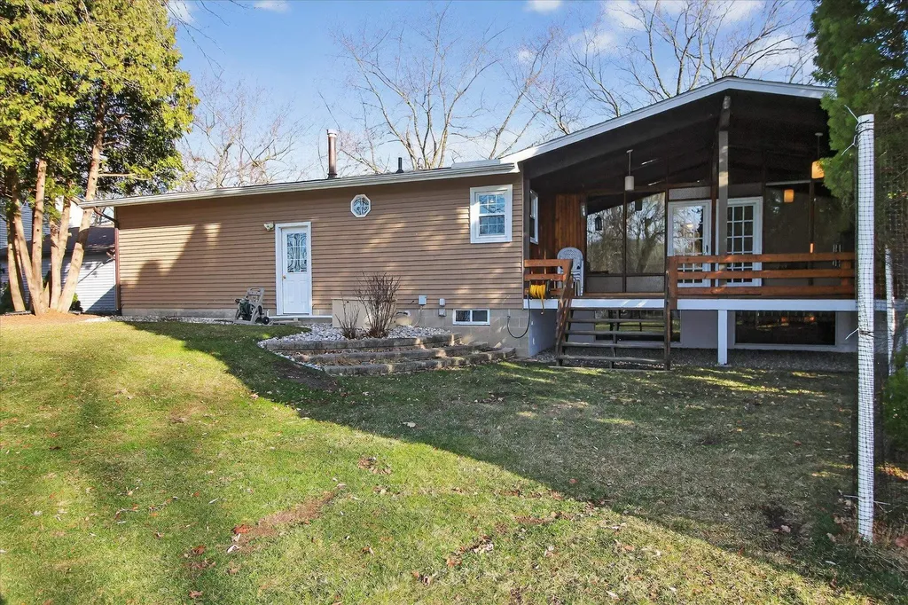 901 Riverview Alma City MI 48801