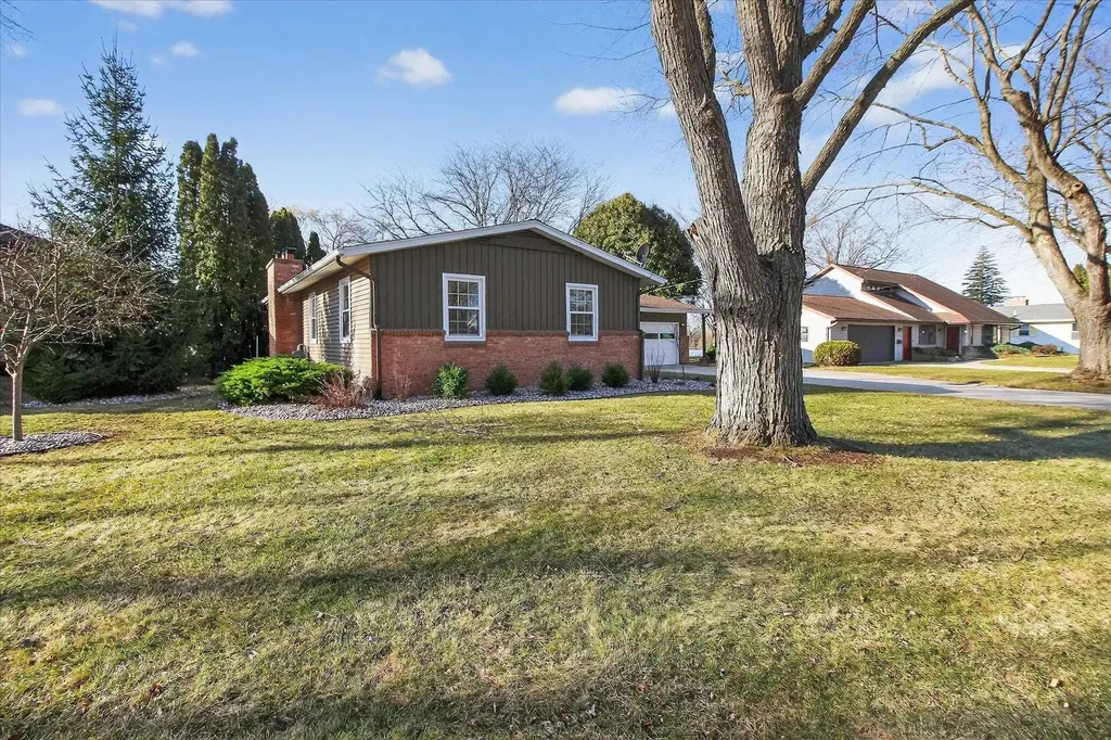 901 Riverview Alma City MI 48801