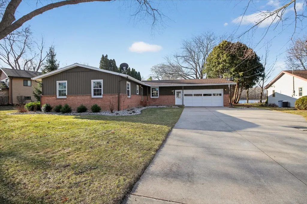 901 Riverview Alma City MI 48801