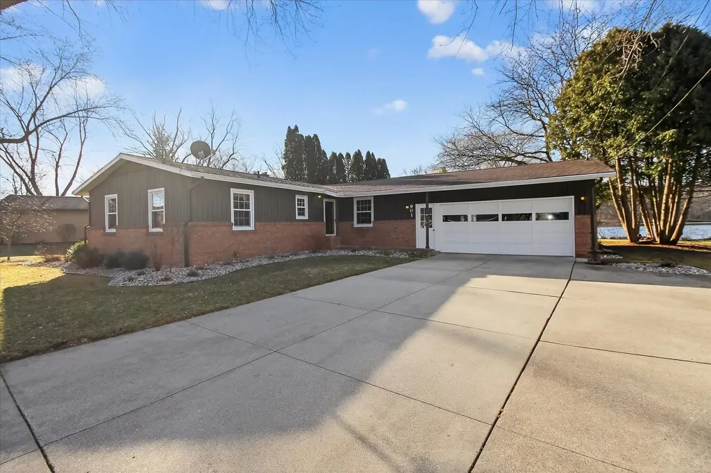 901 Riverview Alma City MI 48801