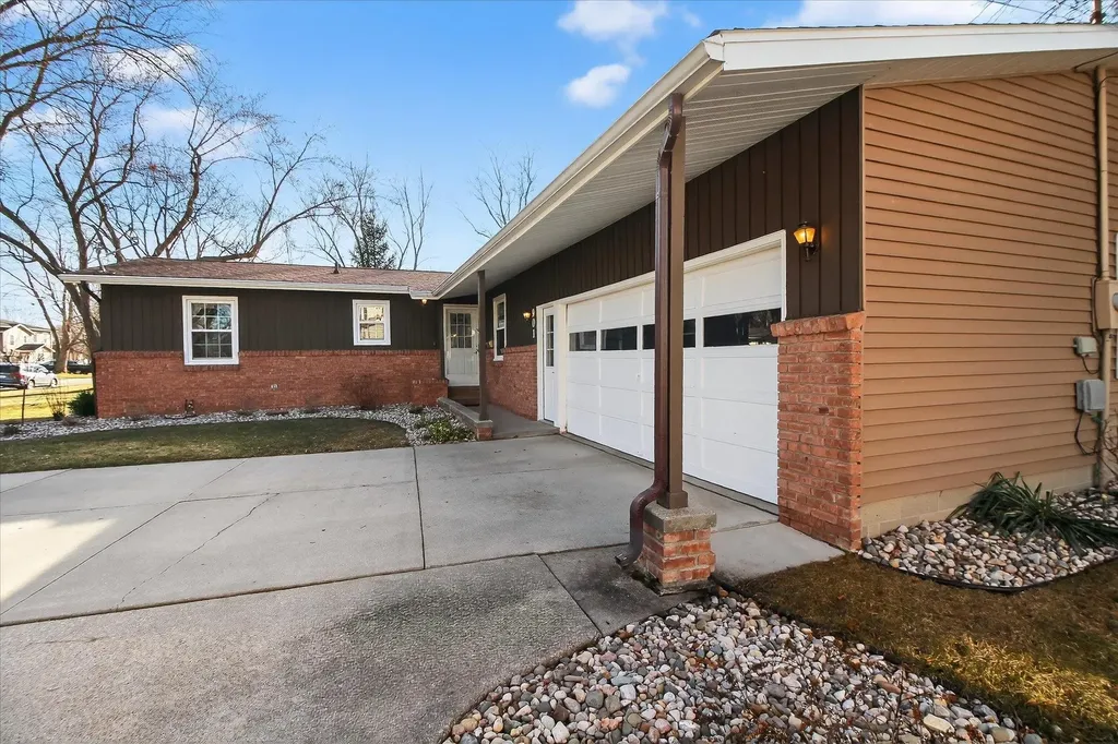 901 Riverview Alma City MI 48801