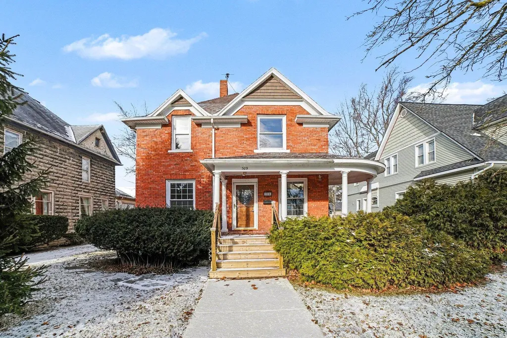 309 Grant Avenue Alma City MI 48801