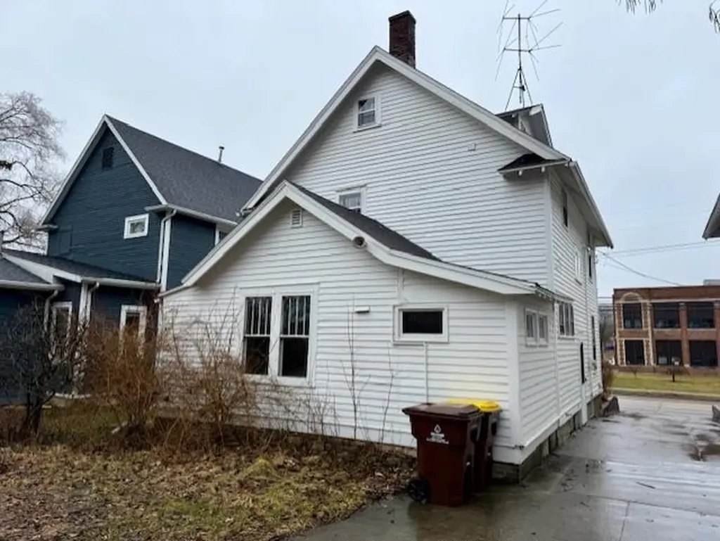 615 Wright Avenue Alma City MI 48801