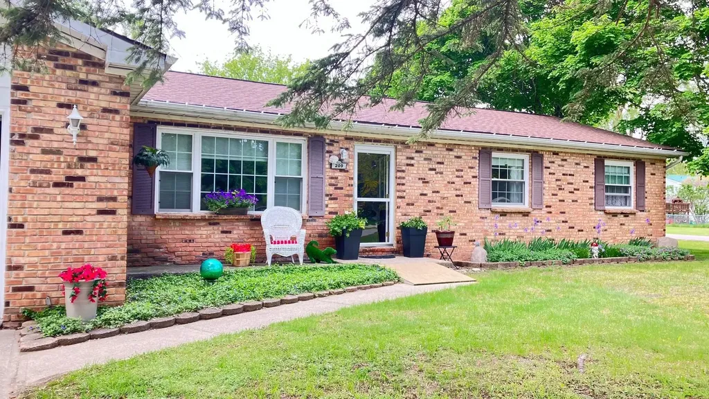 209 West Drive Mt. Pleasant City MI 48858