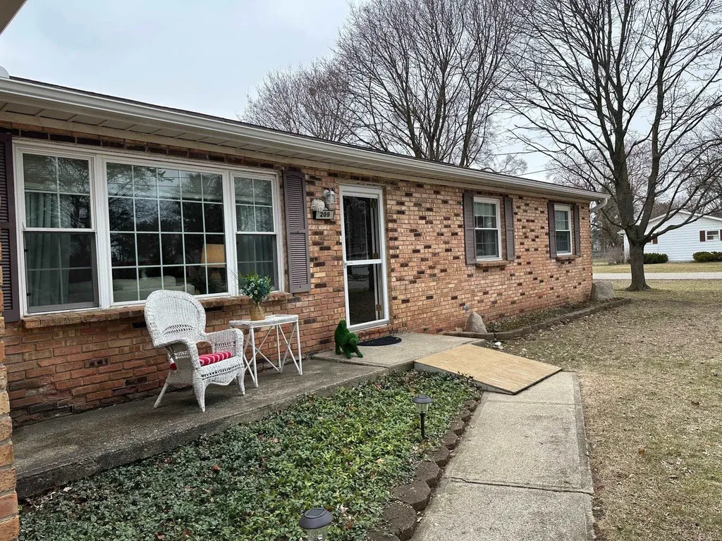 209 West Drive Mt. Pleasant City MI 48858