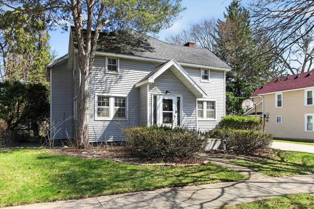 804 Woodworth Avenue Alma City MI 48801