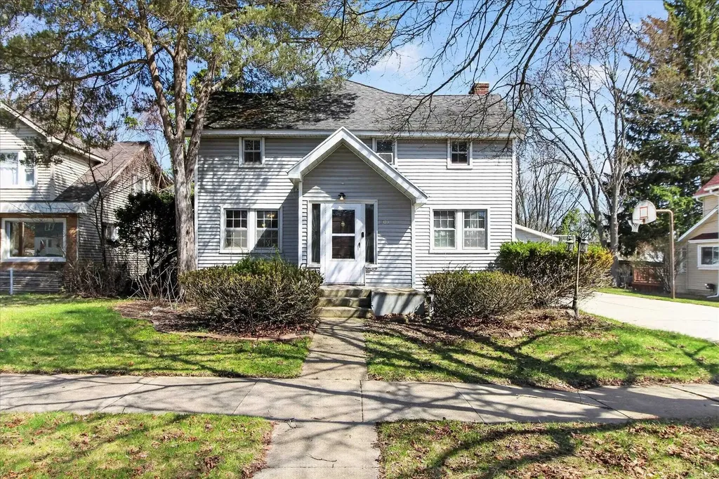804 Woodworth Avenue Alma City MI 48801
