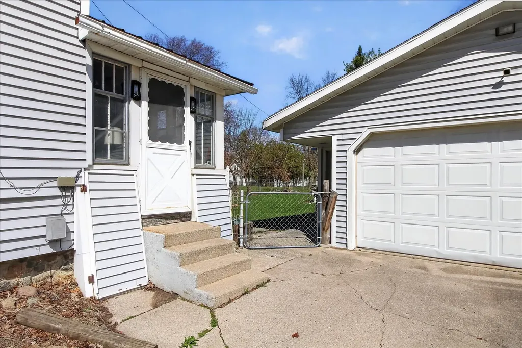 804 Woodworth Avenue Alma City MI 48801