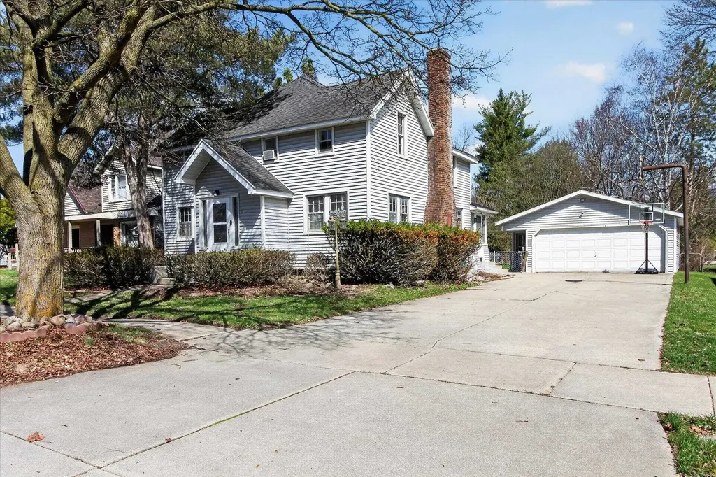 804 Woodworth Avenue Alma City MI 48801