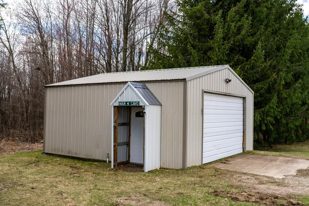 3195 S Rolland Road Broomfield Township MI 49340
