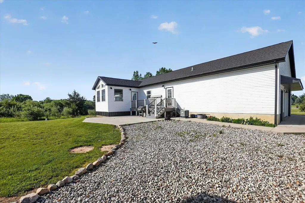 11095 Sundog Trail Fulton Township MI 48871