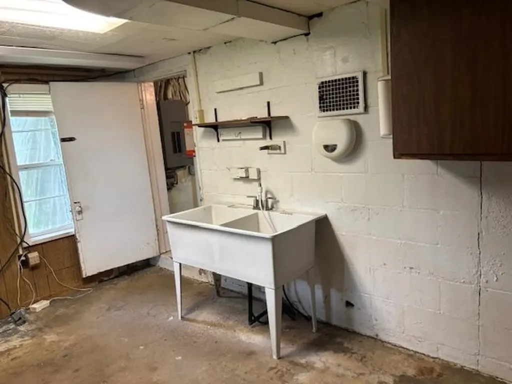 612 Liberty Street Alma City MI 48801