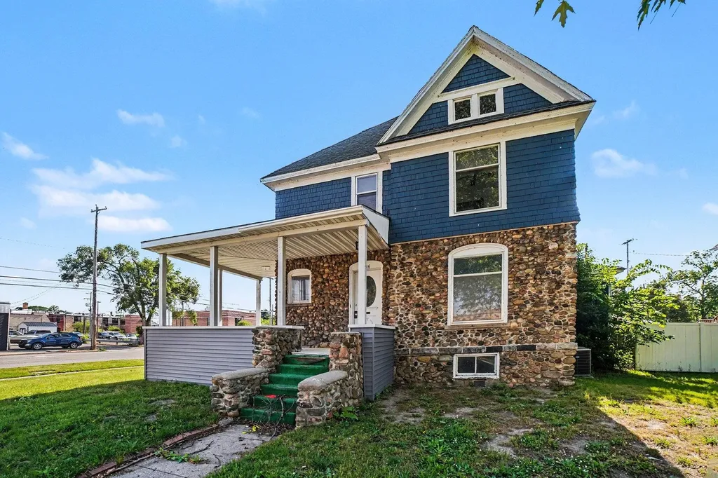 236 E Center Street Alma City MI 48801