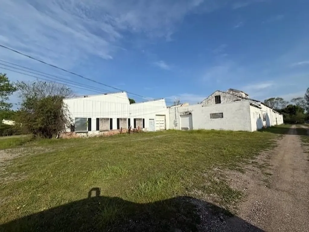 700 W End Street Alma City MI 48801