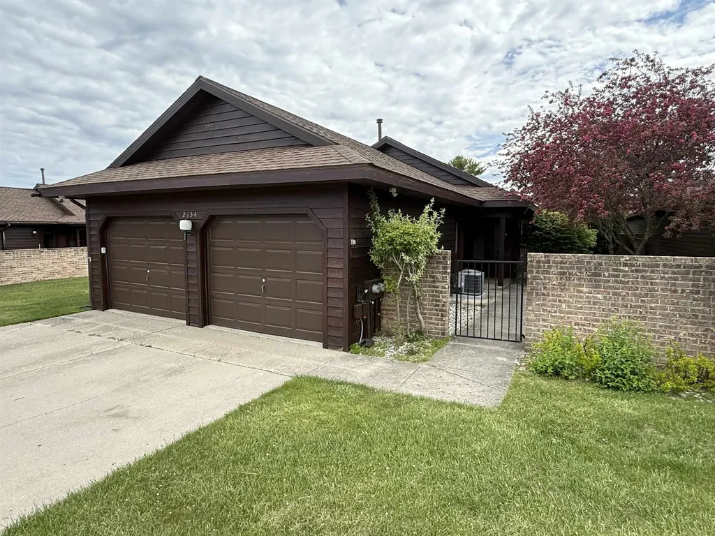 2154 Hammond Place W Garfield Charter Township MI 49686