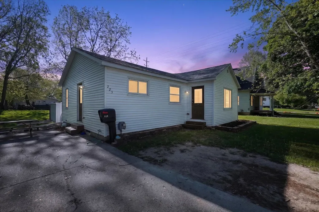 225 Grafton Avenue Alma City MI 48801