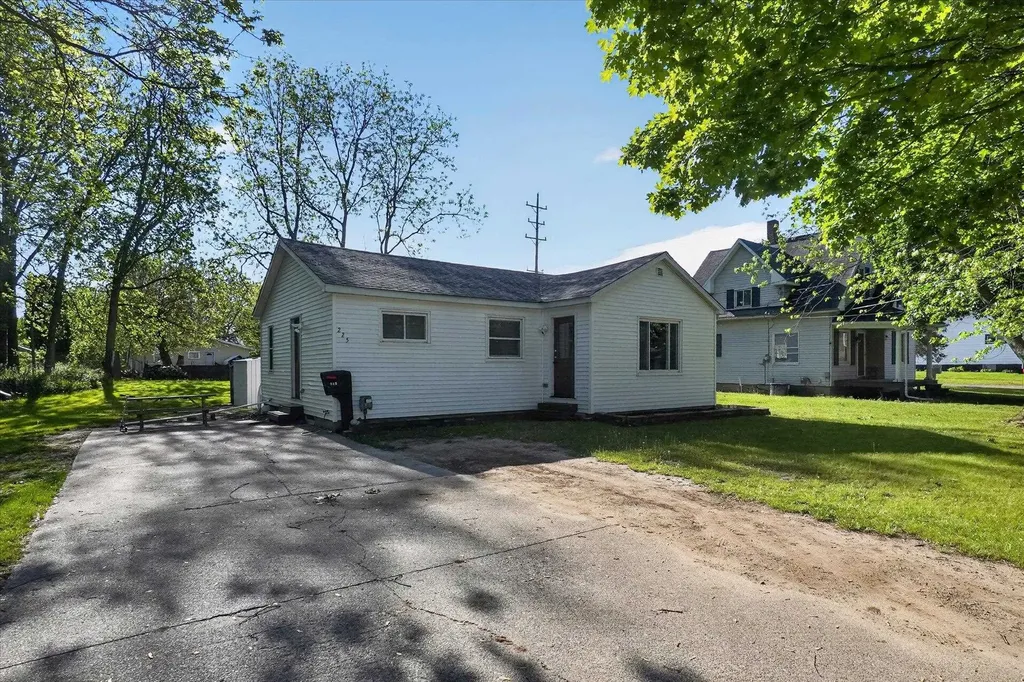 225 Grafton Avenue Alma City MI 48801
